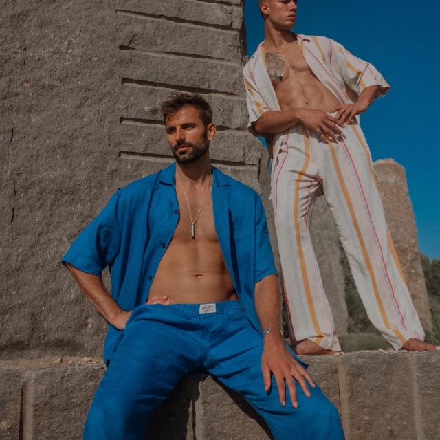 Great choice for your island trip in the cool nights and hot days 🏝️ The blue set is only linen and the Striped set is linen and viscose Photography by @carm.pics Jewelery by @fabiano.goulart.jewelry